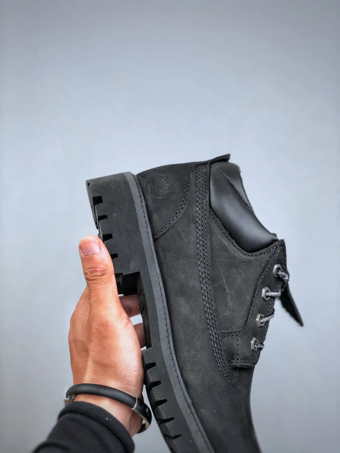 Local pick-up 💰560 supports store release and returns in season. The world's leading outdoor brand Timberland/Timberland Men's Classic Oxford Waterproof Boots men's low-top waterproof desert workwear casual Martin low boots Size: Men/39.5 40 41 42 43 44 (leather shoe size: one size larger than sports shoes!) Original hardware molded shoelace buckle New upgrade of top-notch craftsmanship Original factory in Zhongshan. Original imported waterproof leather. Injection-molded outsole. Dynamic water-repellent when folded horizontally. Original uniform full frosted leather collar. Full cow lining. Brand new original packaging shoe box. Exclusive supply in the market.